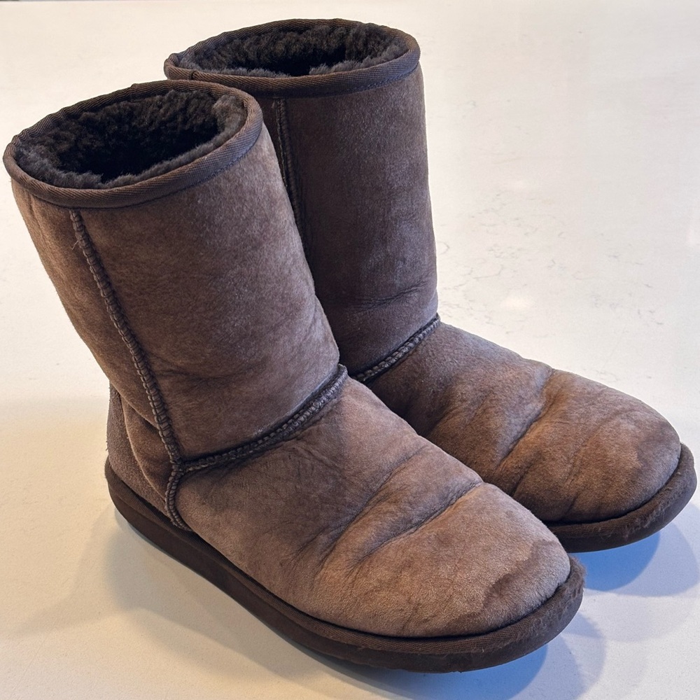 UGG Classic Short Brown Boots Women’s Size 9